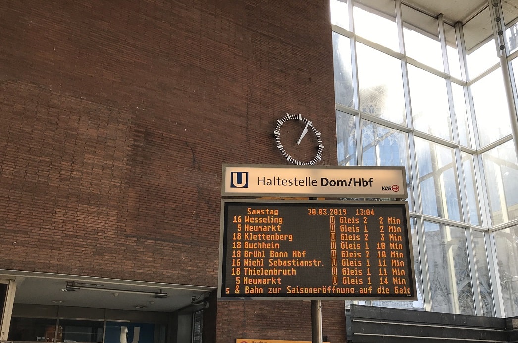 ケルン中央駅の電光掲示板