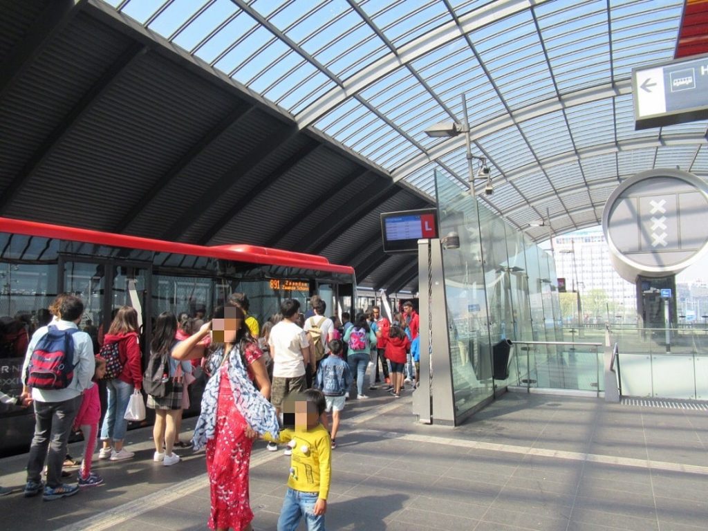アムステルダム中央駅のバス乗り場