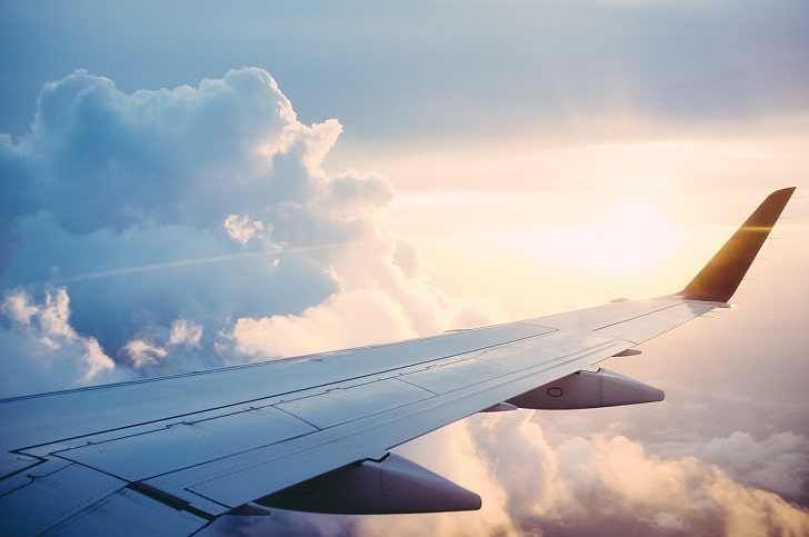 空を飛んでいる飛行機