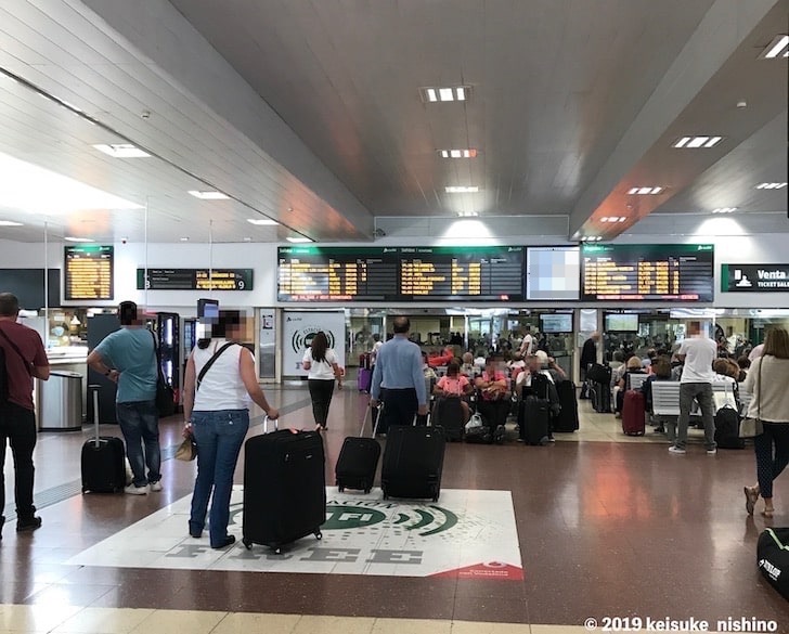 チャマルティン駅構内