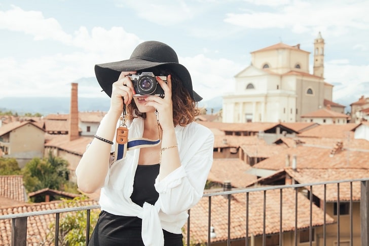 写真を楽しむ女性