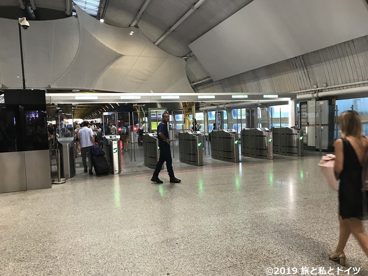 ローマ空港の改札