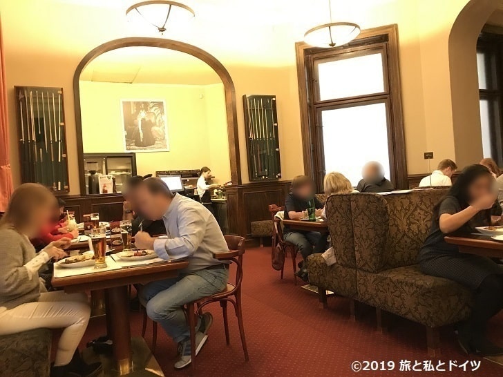 「Cafe LOUVRE」の店内