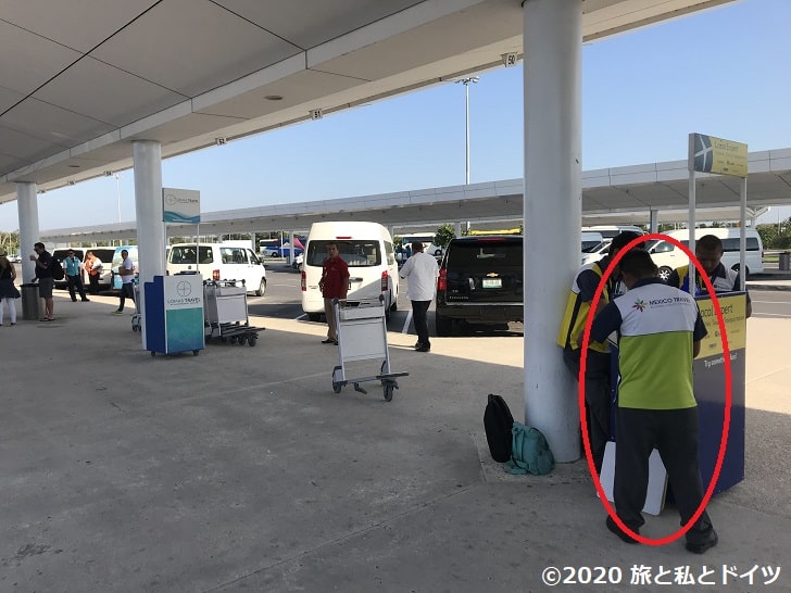 カンクンの空港のバス乗り場