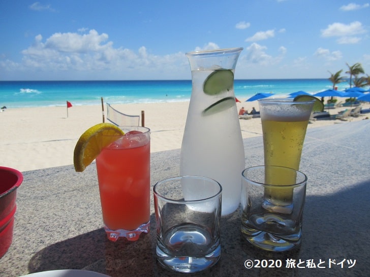 ライブアクアビーチリゾートカンクンの海沿いカフェ