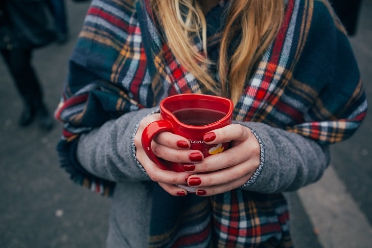 コーヒーを持つ女性